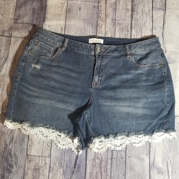 Lane Bryant Pants - Lane Bryant 20 girlfriend short lace trim mid rise